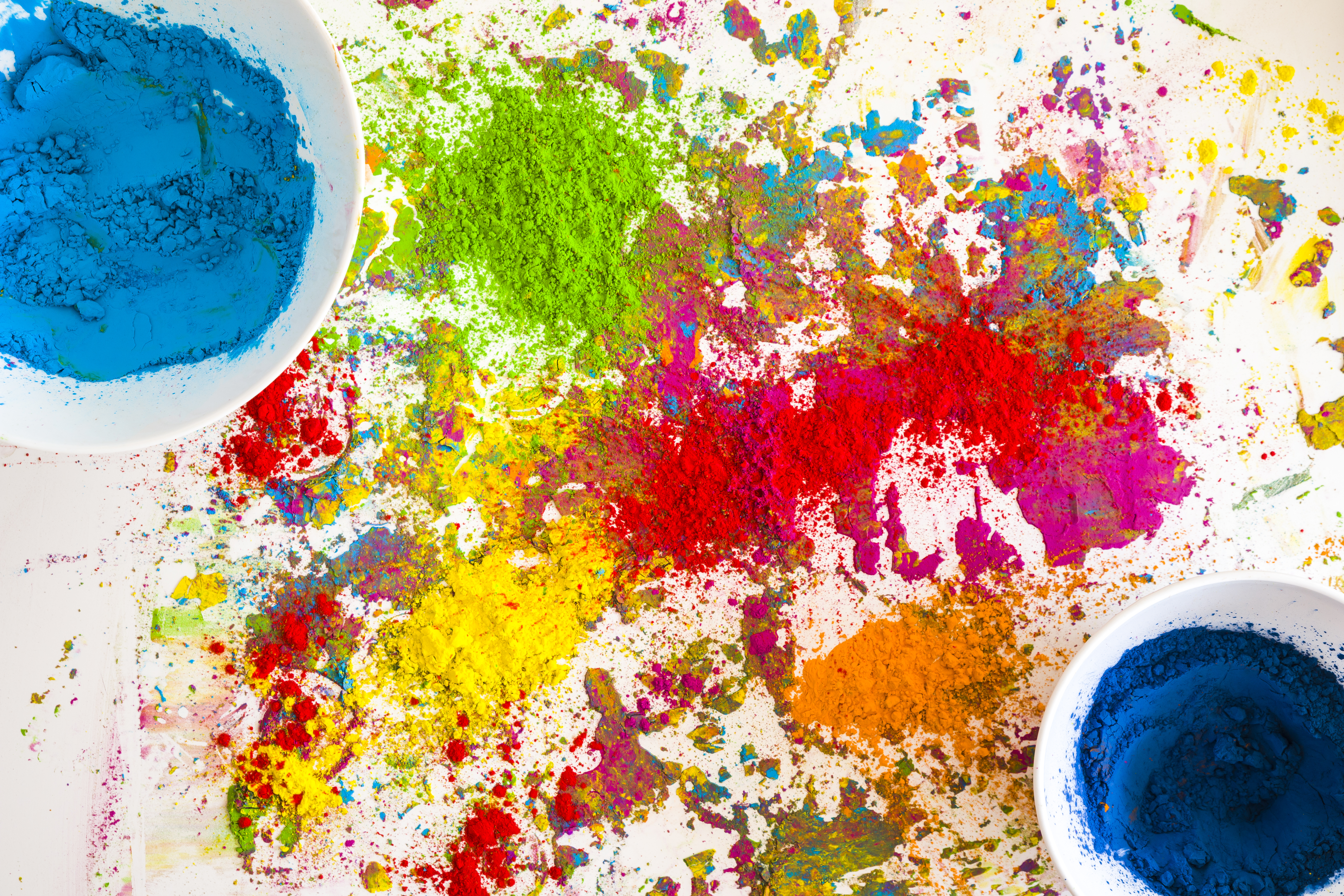 Vibrant pigment powders providing color variety in paints and coatings